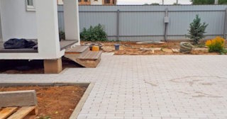 Укладка тротуарной плитки во дворе в Долгопрудном в октябре