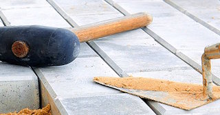 Профессиональная укладка тротуарной брусчатки в Долгопрудном в октябре